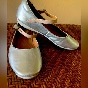 Silver Clarks Artesian Mary Jane flats size 9